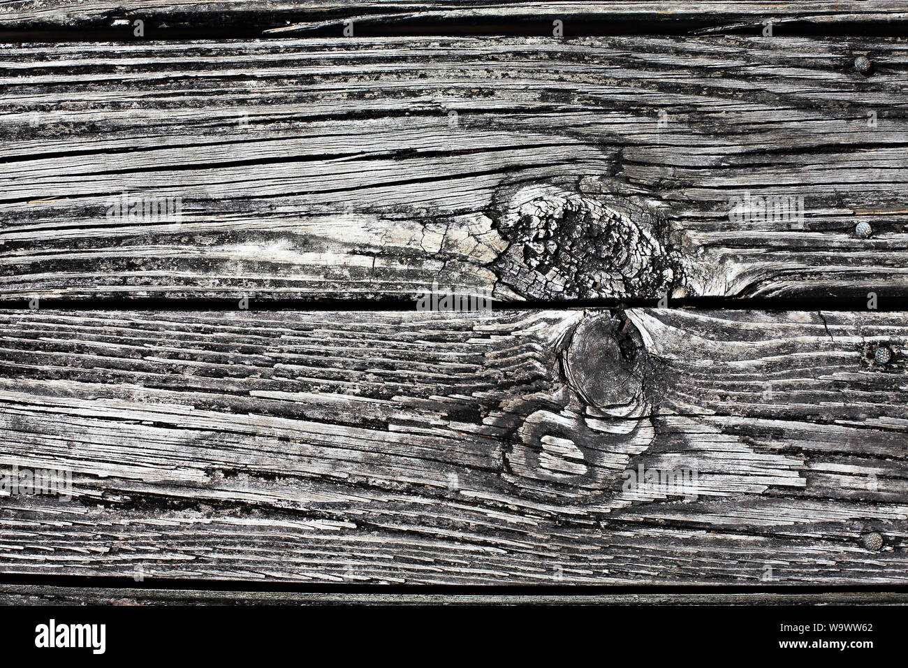 Primer plano de dos tablones de madera gris desgastada Foto de stock