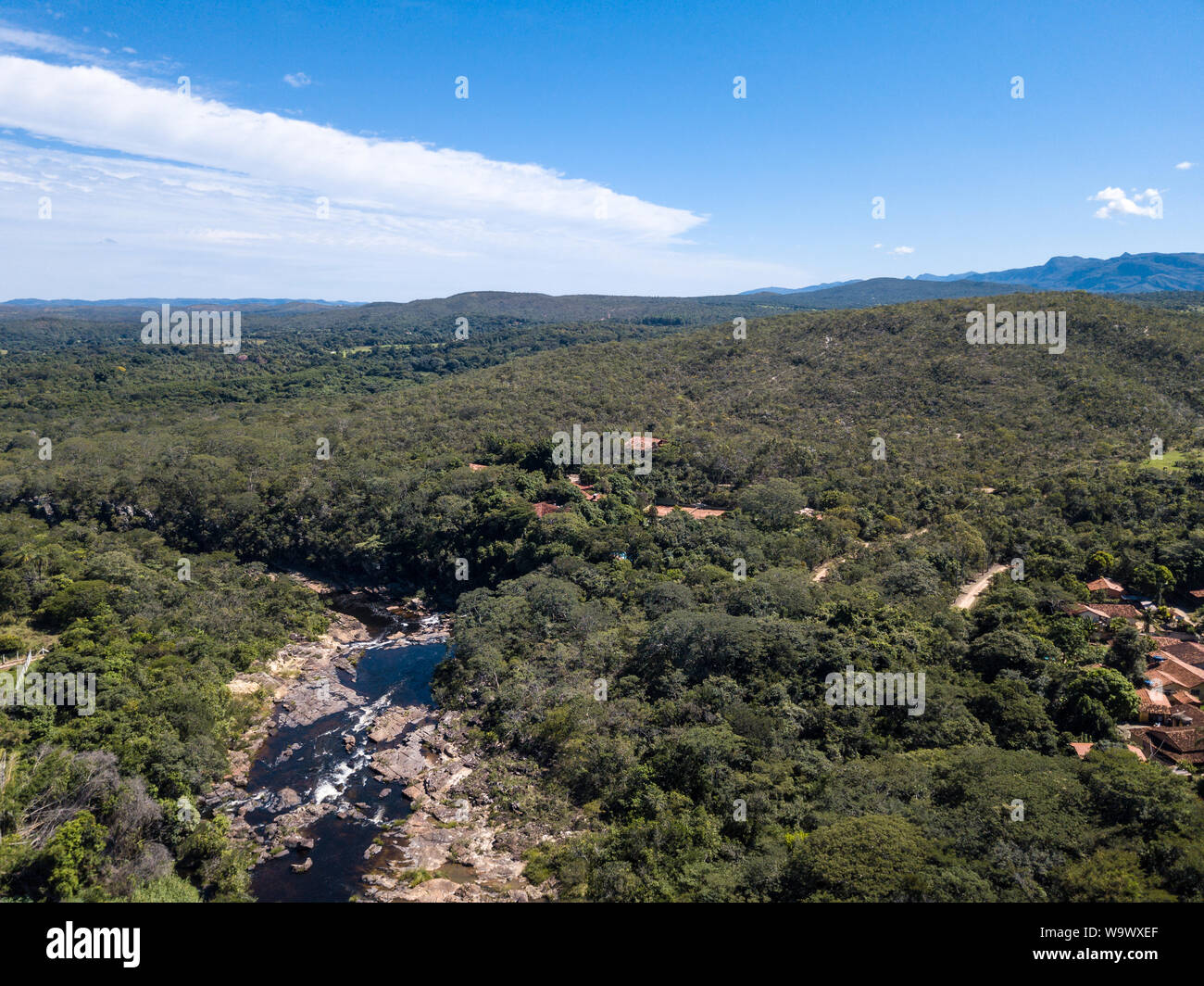 Hermosa vista aérea de la Serra do cipo en Minas Gerais con bosques, ríos y montañas en un día soleado de verano con el cielo azul. Paisaje de la Brazilia Foto de stock