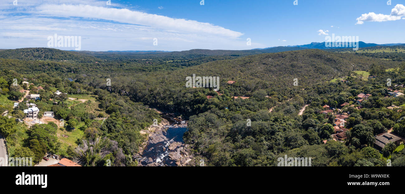 Hermosa vista aérea de la Serra do cipo en Minas Gerais con bosques, ríos y montañas, casas y hoteles en un día soleado de verano con el cielo azul. Brasil Foto de stock