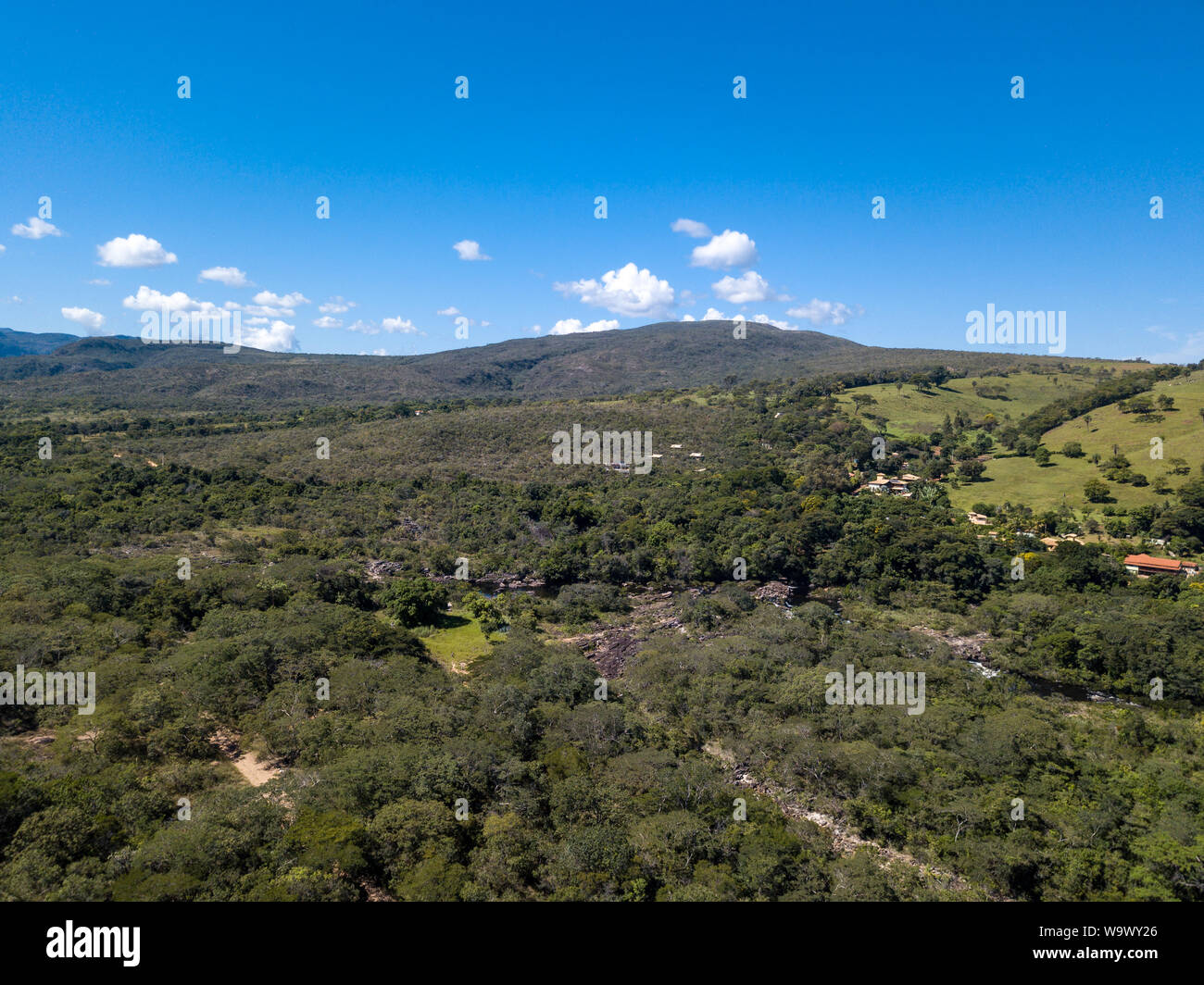 Hermosa vista aérea de la Serra do cipo en Minas Gerais con bosques y montañas en un día soleado de verano con el cielo azul. Paisaje de la brasileña cerrad Foto de stock