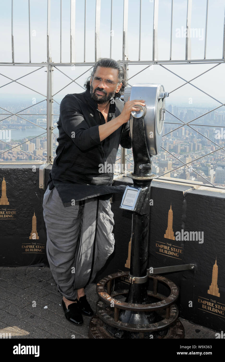 Actor Suniel Shetty posa para las fotos en la plataforma de observación del Empire State Building durante la ceremonia de iluminación.se celebró el Día de la India en el Empire State Building en Nueva York con una iluminación especial ceremonia a la que asistieron el actor Suniel Shetty y con una actuación de bailarinas de la Escuela de Danza de Aum. Foto de stock