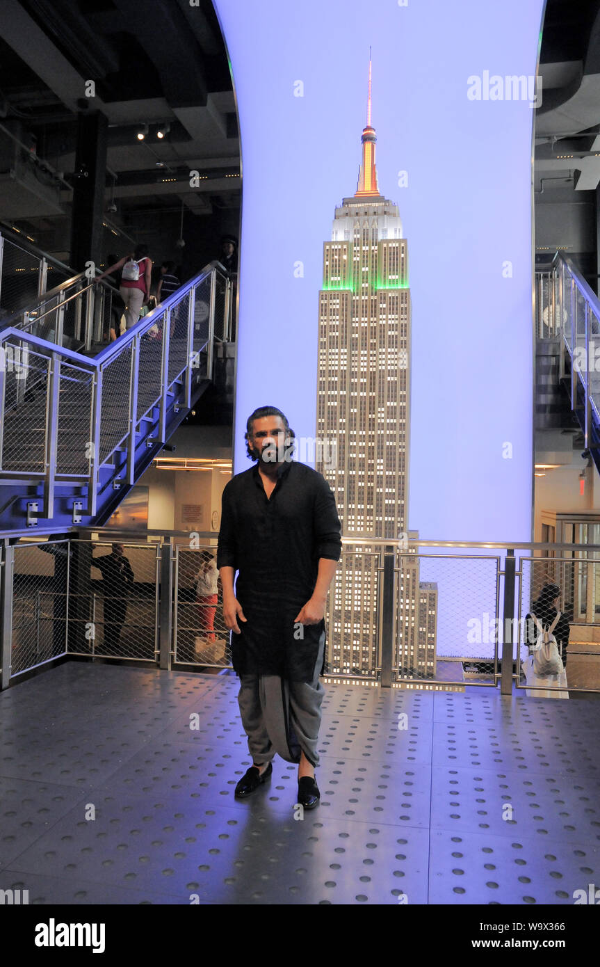 Actor Suniel Shetty asiste a la ceremonia de iluminación Edificio Empire State en la Ciudad de Nueva York.La India día se celebró en el Edificio Empire State, en Nueva York, con una iluminación especial ceremonia a la que asistieron el actor Suniel Shetty y con una actuación de bailarinas de la Escuela de Danza de Aum. Foto de stock