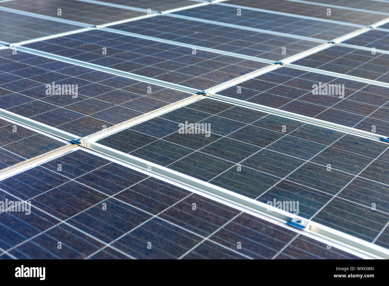 Los paneles solares generan energía en casas rurales en el interior de Brasil. El concepto de la conservación del medio ambiente, el cambio climático, las emisiones de carbono cero, clea Foto de stock