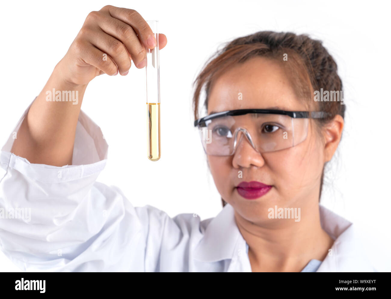 Mujer asiática la investigación científica busca la solución en el tubo Foto de stock