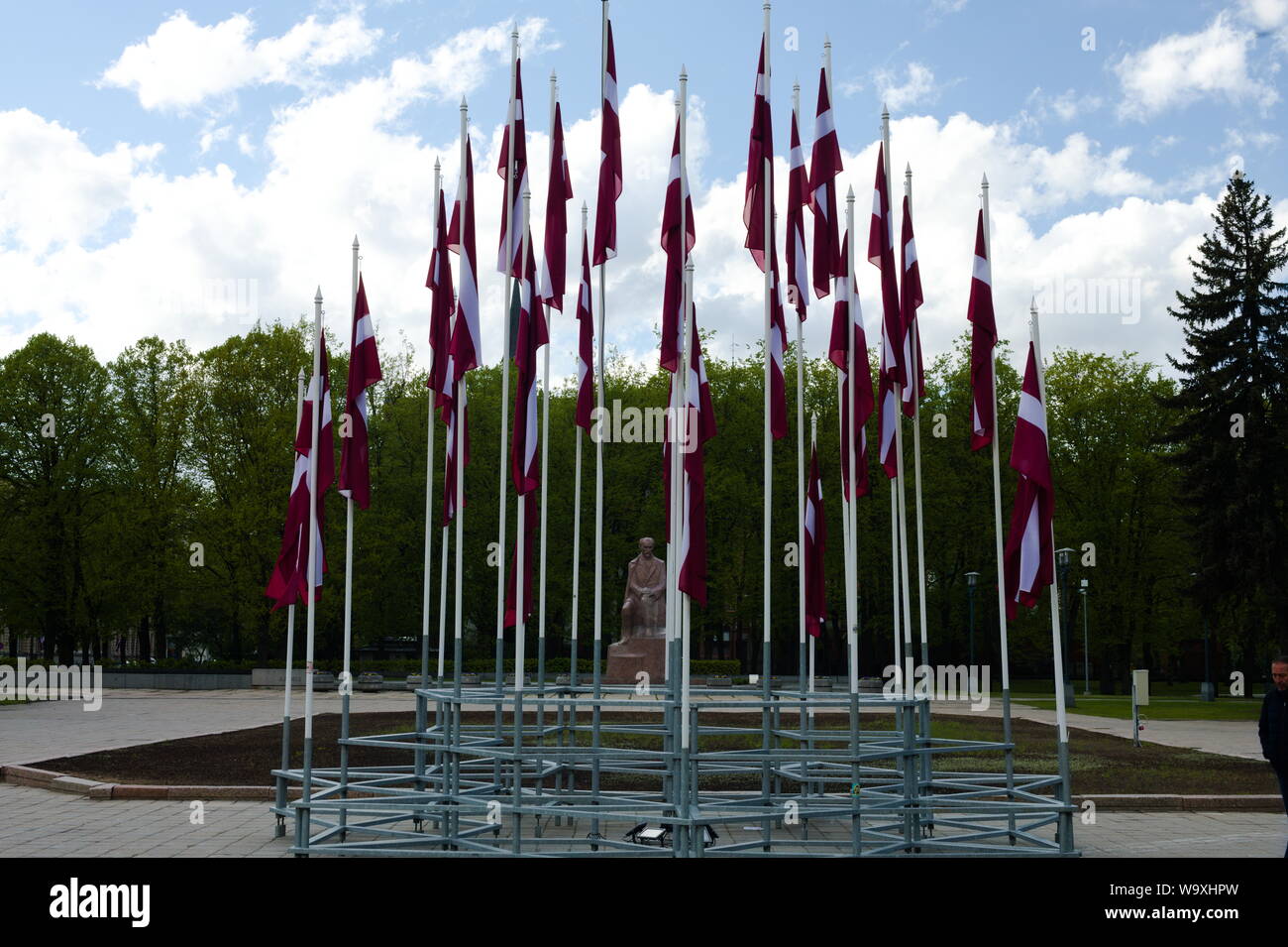 Banderas ondeando orgullosamente en honor del Día de la independencia de Letonia. Foto de stock