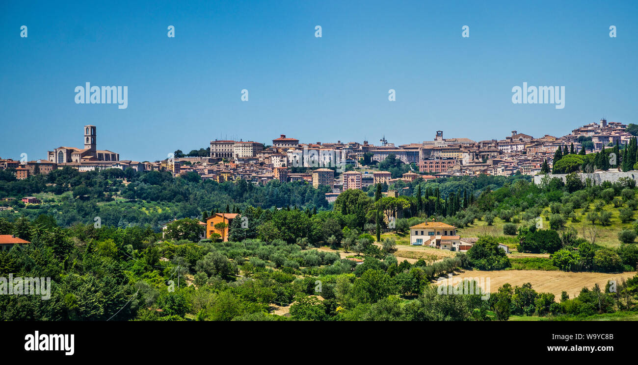 Vista panorámica de la cima de la colina de la ciudad de Perugia, capital de Umbría, con alrededores tranquilos paisajes ondulados, Umbría. Foto de stock
