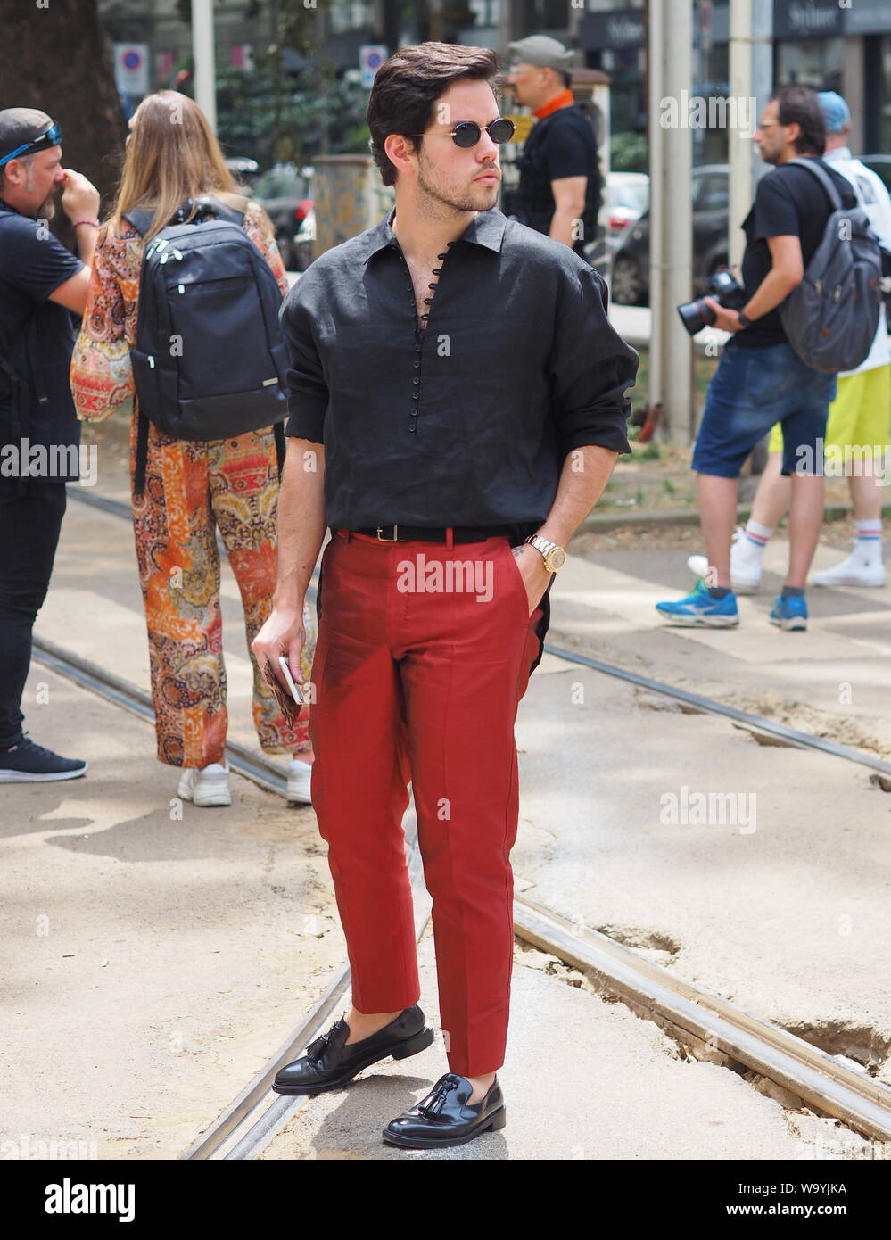Italia: 15 junio de 2019: blogger de moda street style conjunto antes de Dolce & Gabbana Fashion show durante la Semana de la moda de Milán hombre en 2019/2020 Fotografía