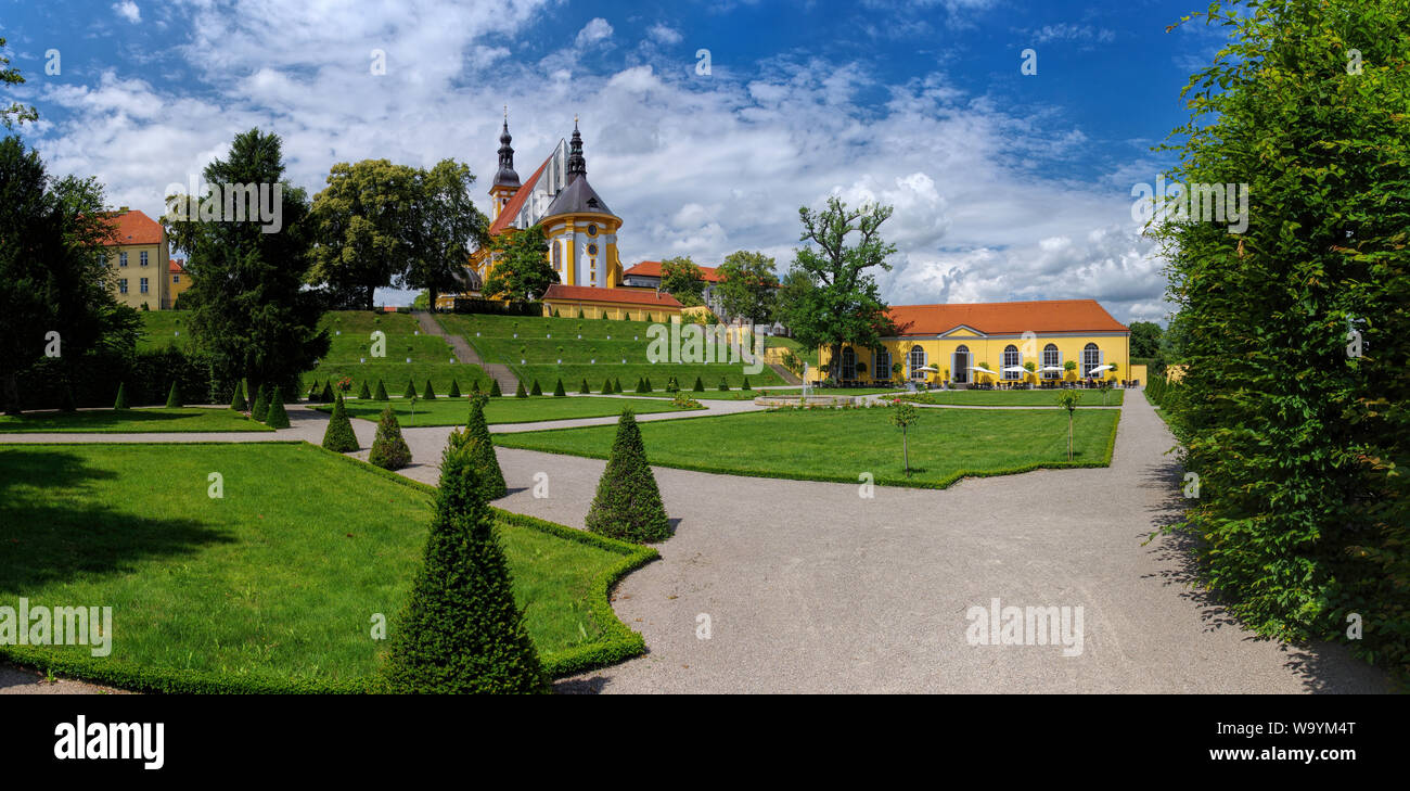 La Colegiata de Santa María de claustro jardín en el monasterio Neuzelle, Brandenburgo, Alemania Foto de stock