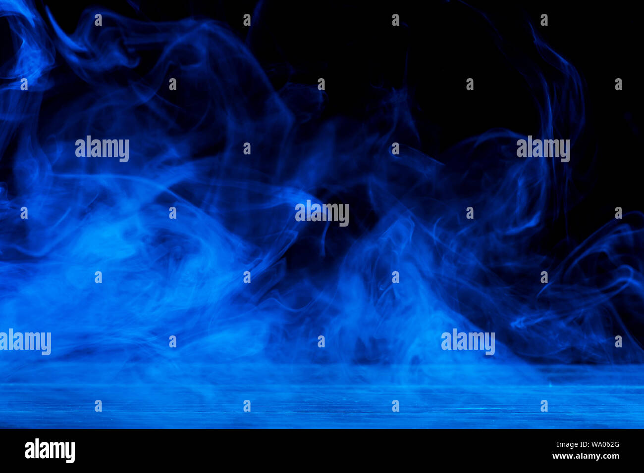 Hielo seco con humo imagen de archivo. Imagen de ahumado - 139865455