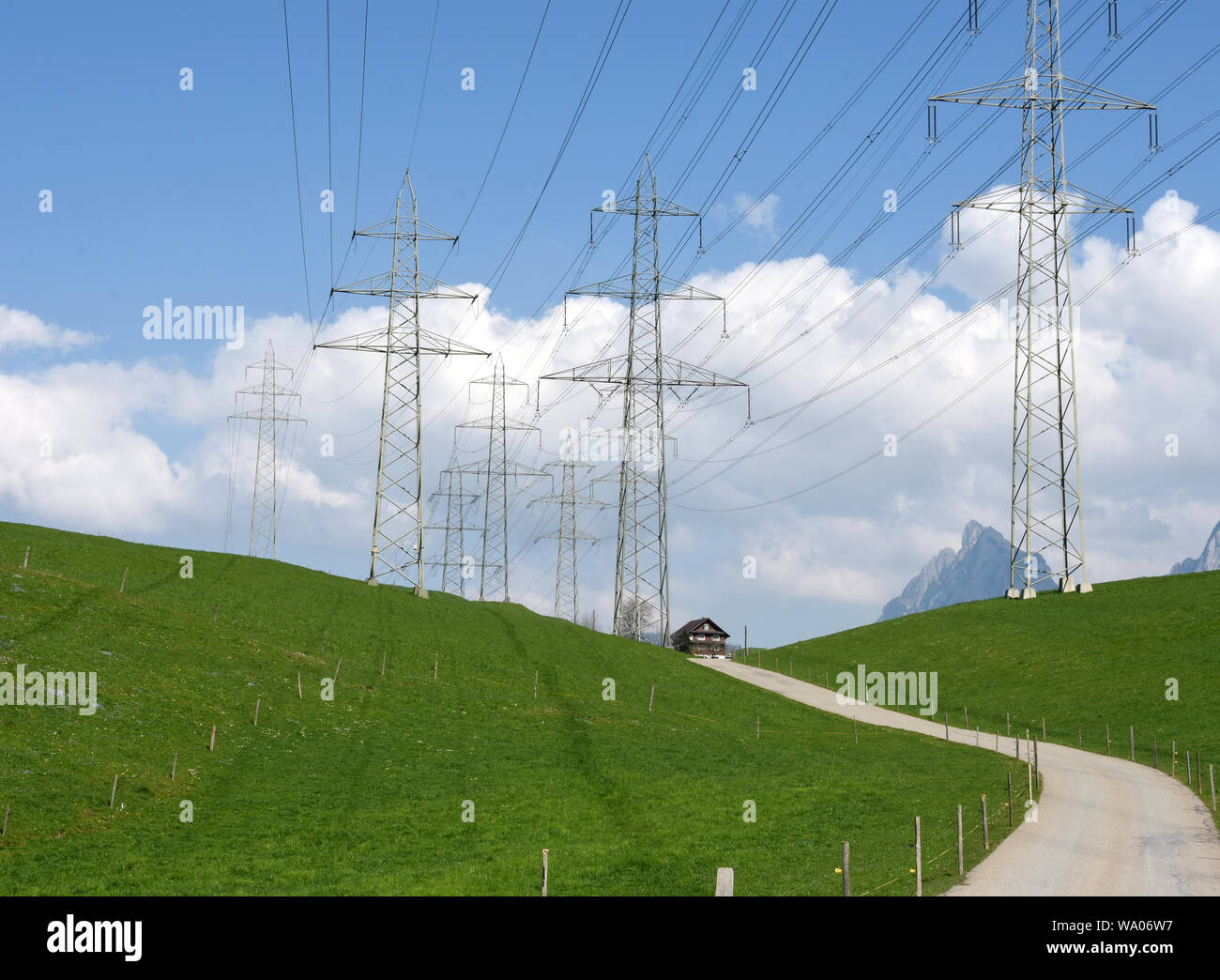Zentralschweiz, Schweiz, Stromleitungen neben Haus, Energien, Leitungen, Gefahren, Wiese, Weide, Strasse, Strommasten , 30019311 *** título Local *** Foto de stock