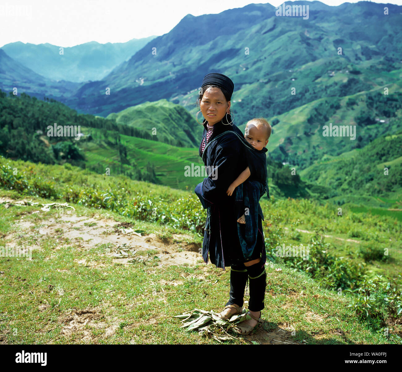 Mujer Hmong y su hijo caminar fuera de un pueblo cercano a SAPA, Vietnam. Foto de stock
