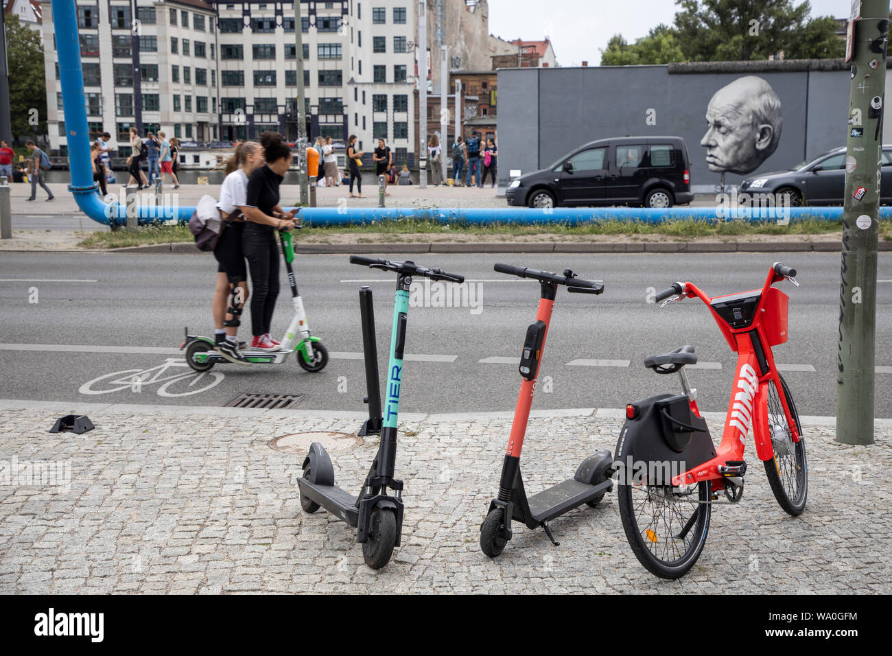 E-scooter, scooter eléctrico, alquiler de scooter, en Berlín, el  estacionamiento en la carretera, acera, MŸhlenstrasse, Friedrichshain  Fotografía de stock - Alamy