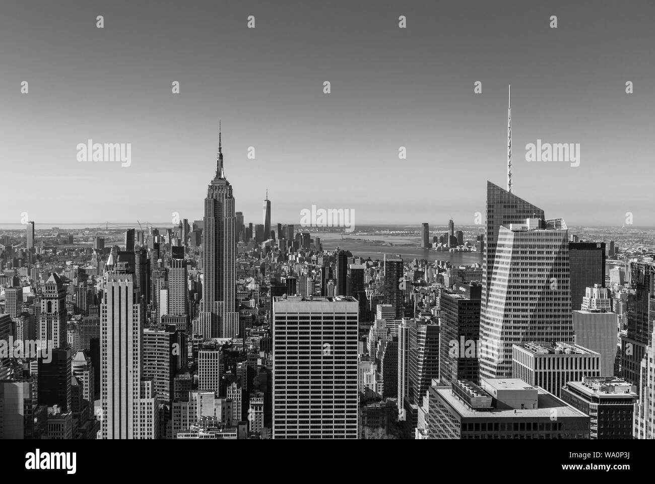 Una fotografía en blanco y negro de Nueva York, visto desde la cima de la roca. Foto de stock