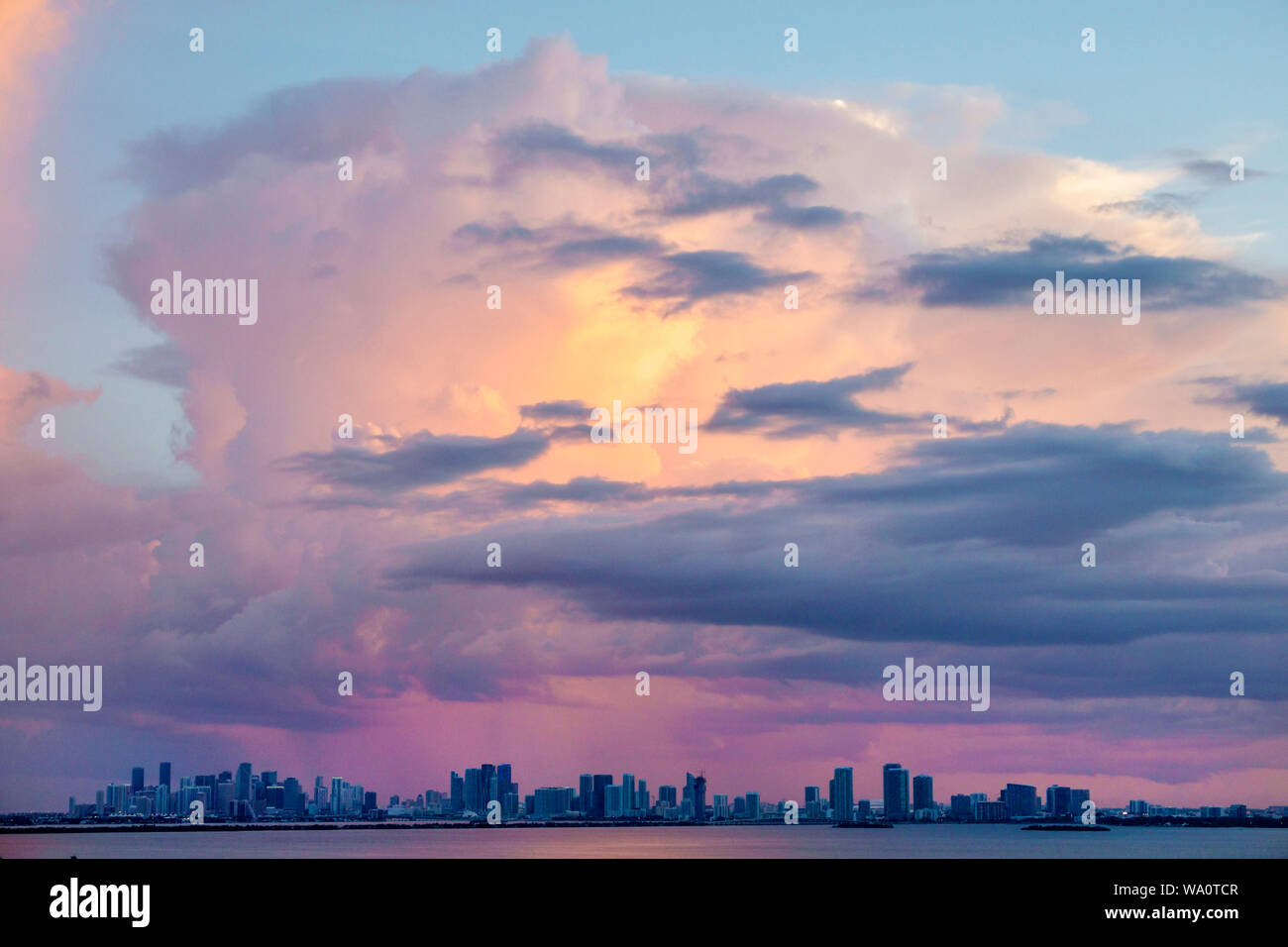 Miami Beach Florida, Biscayne Bay, nubes clima cielo tormenta nubes, lluvia, horizonte de la ciudad, puesta de sol, FL190731013 Foto de stock