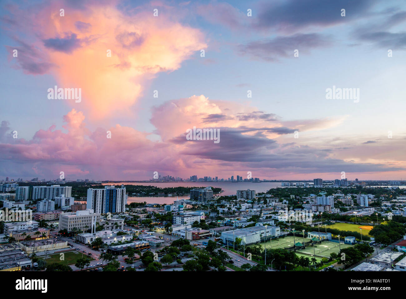 Miami Beach Florida, North Beach, Biscayne Bay, nubes clima cielo tormenta nubes, lluvia, horizonte de la ciudad, puesta de sol, FL190731016 Foto de stock