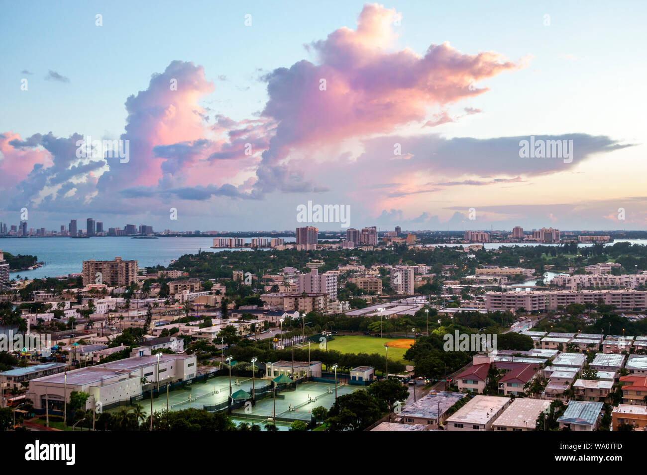 Miami Beach Florida, North Beach, Biscayne Bay, nubes clima cielo tormenta nubes, lluvia, puesta de sol, horizonte de la ciudad, FL190731021 Foto de stock