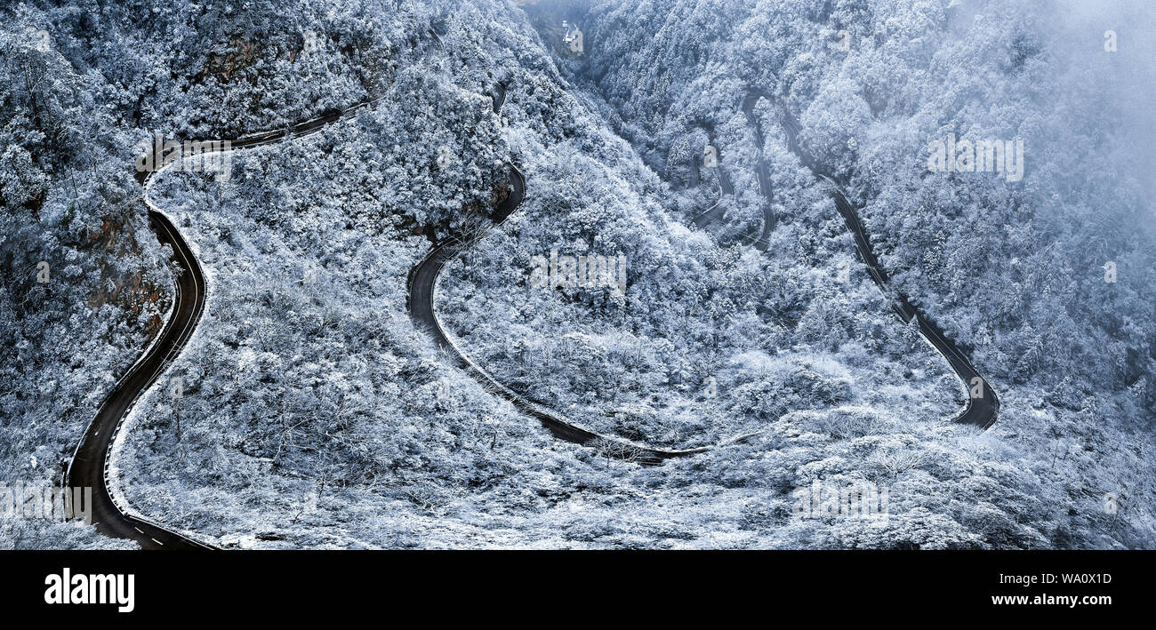 Chongqing montaña nieve todo alrededor Foto de stock