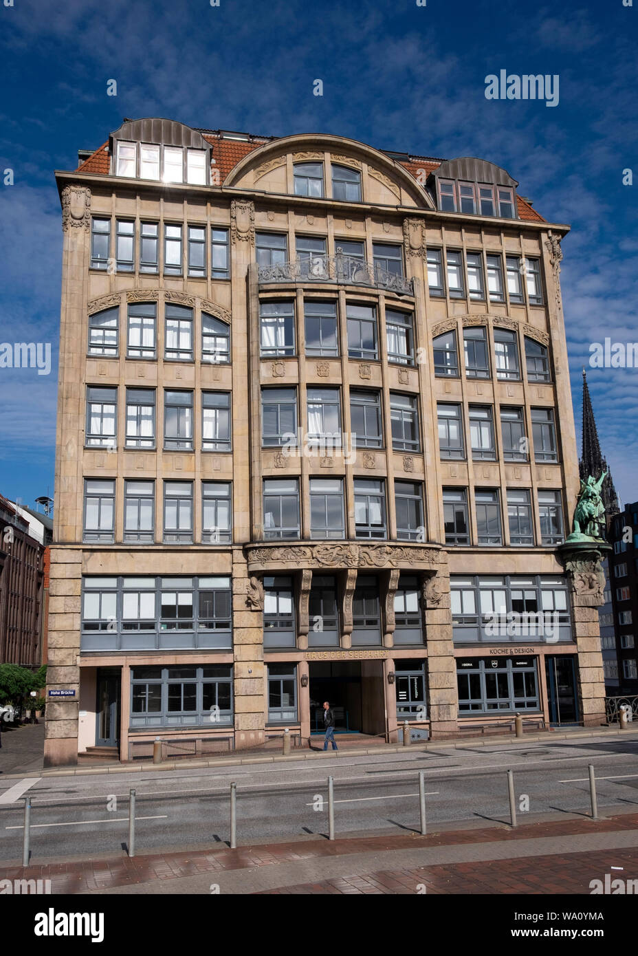 Ángulo de visión baja del edificio Casa Marinera en Hamburgo, Alemania. Foto de stock