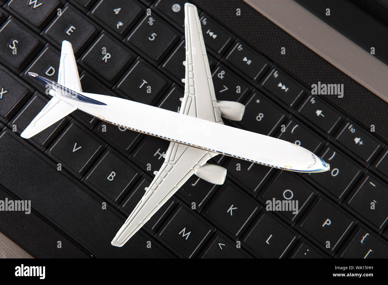 Modelo de avión en el teclado portátil Fotografía de stock - Alamy