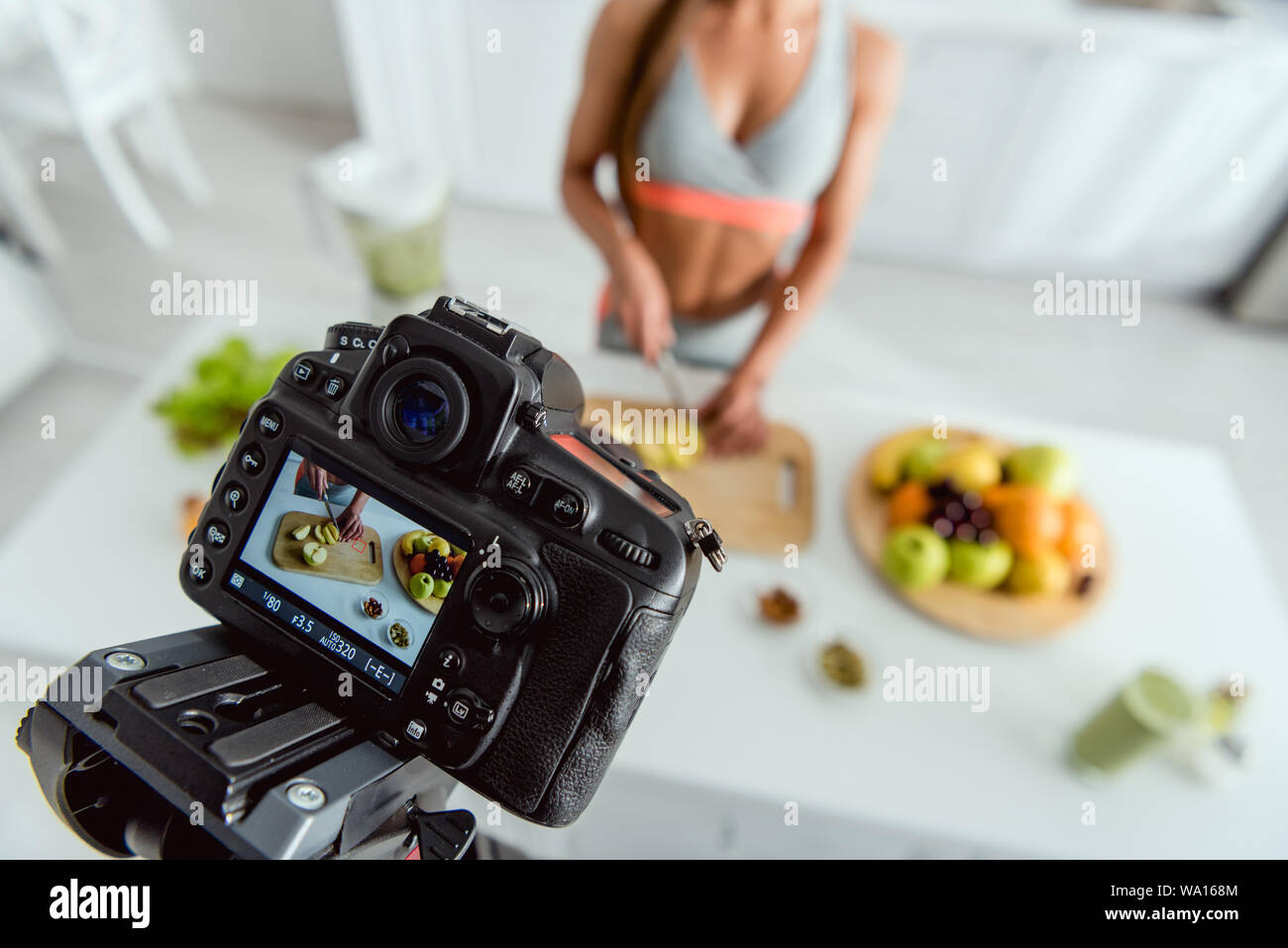 El enfoque selectivo de cámara digital con Apple de corte en la pantalla  chica Fotografía de stock - Alamy