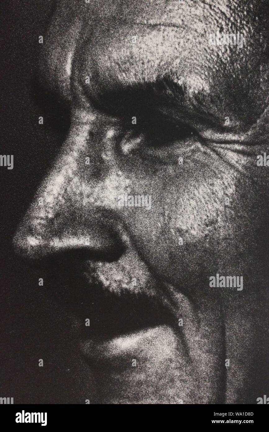 Fino arte fotografía en blanco y negro a partir de la década de 1970 de un hombre sospechoso de lo que está viendo. Foto de stock
