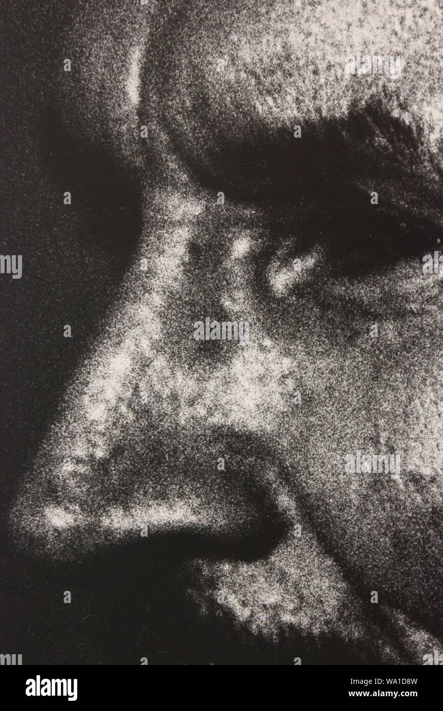Fino arte fotografía en blanco y negro a partir de la década de 1970 de un hombre sospechoso de lo que está viendo. Foto de stock
