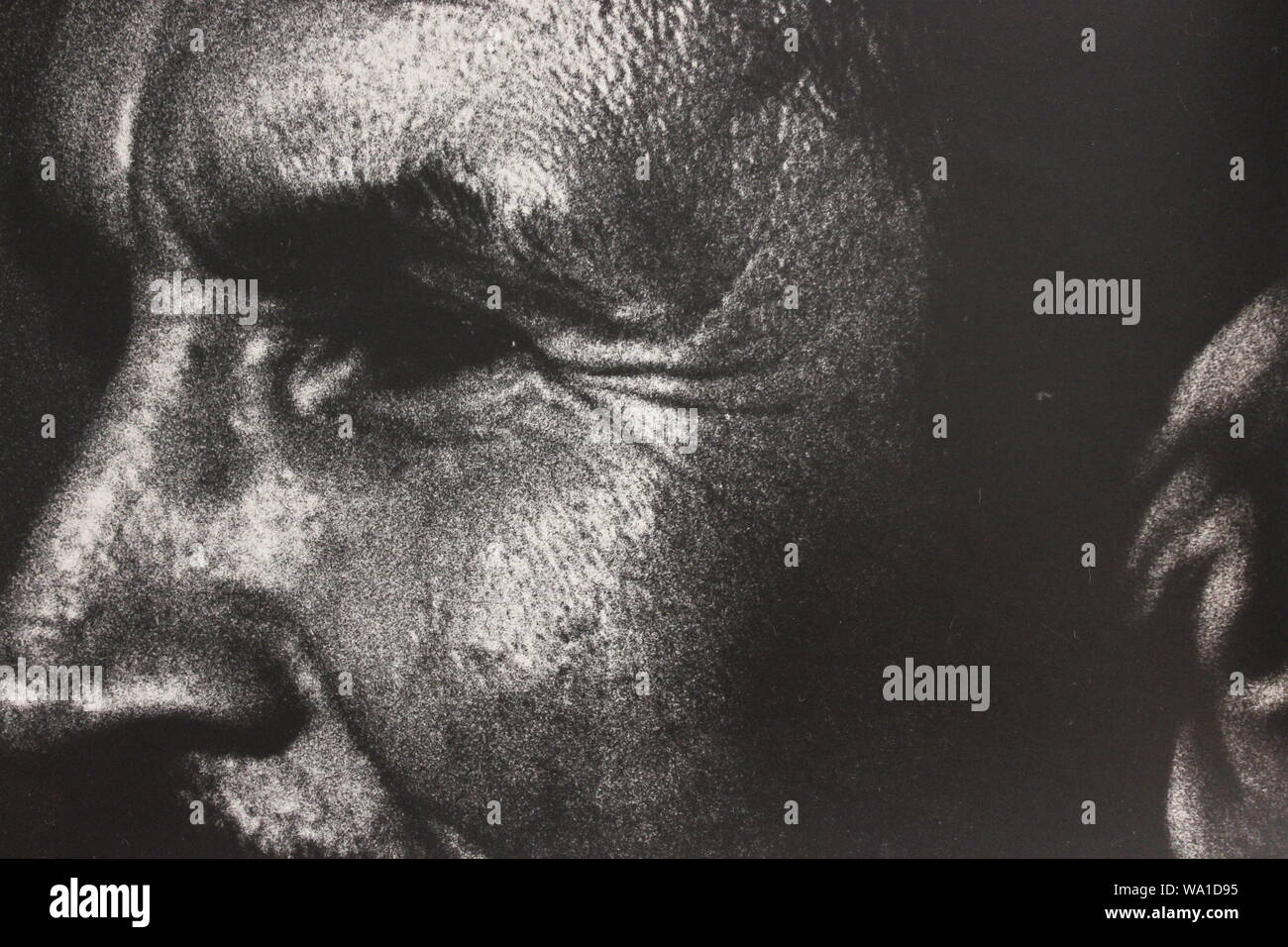 Fino arte fotografía en blanco y negro a partir de la década de 1970 de un hombre sospechoso de lo que está viendo. Foto de stock