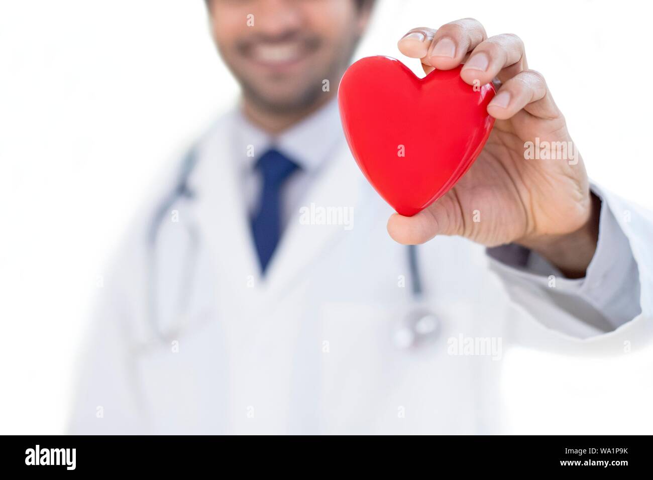 Doctor sosteniendo con forma de corazón. Foto de stock
