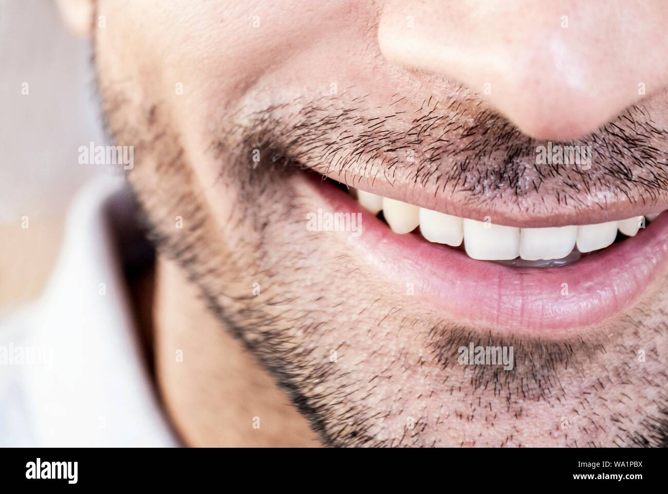 Hombre sonriendo, cerca. Foto de stock