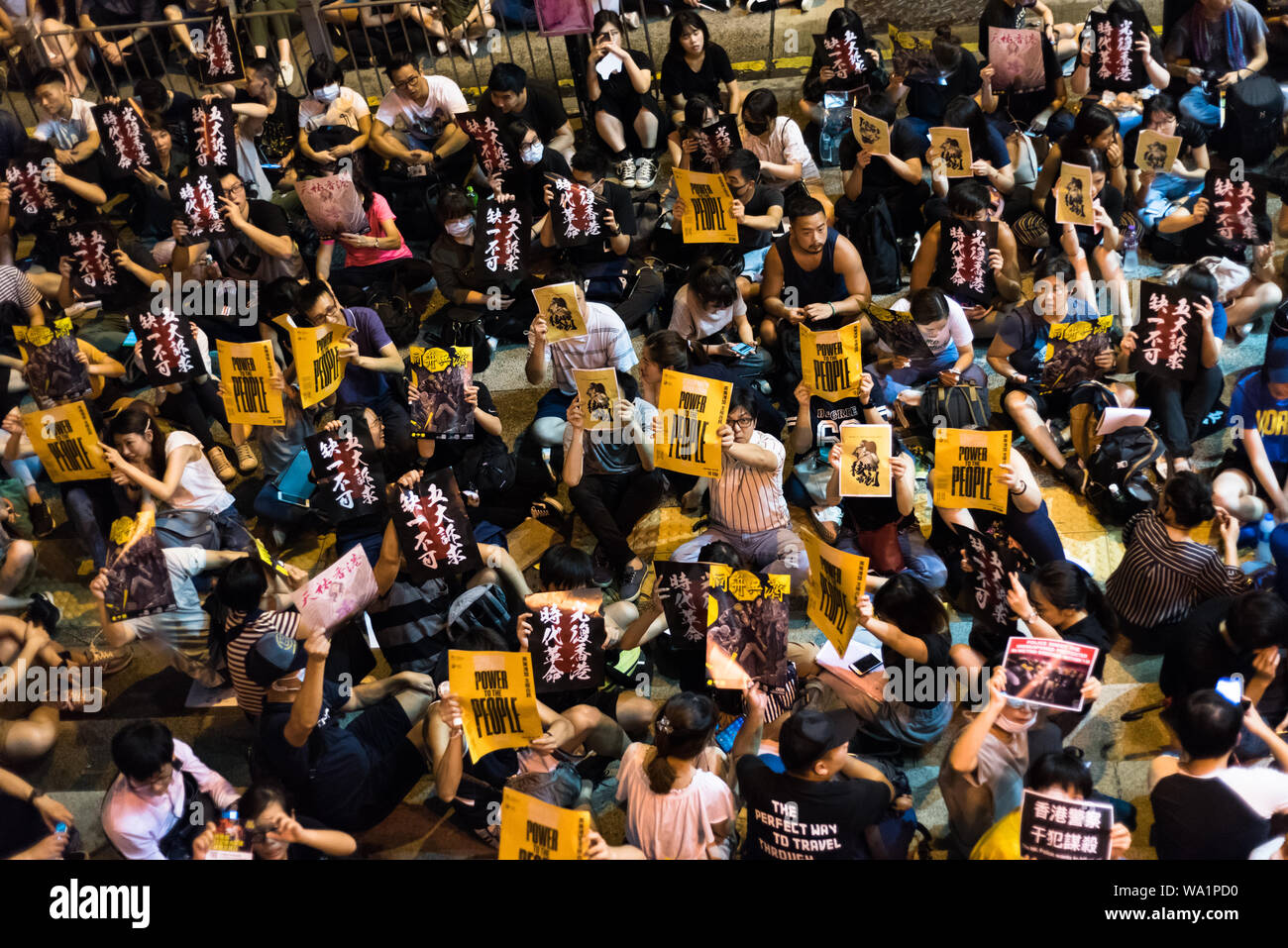 Los manifestantes sostienen varias pancartas, mientras gritaban eslóganes durante el rally.manifestantes organizaron una manifestación pacífica encaminada a aumentar el impulso de ir en la décima semana de protestas. Los organizadores del rally pronunció varios discursos y vídeos mostrados de varios miembros del Parlamento británico mostrando apoyo a Hong Kong contra los manifestantes. Las demandas hechas por los manifestantes en relación con la retirada del proyecto de ley de extradición aún tienen que ser resueltos por el gobierno. Foto de stock