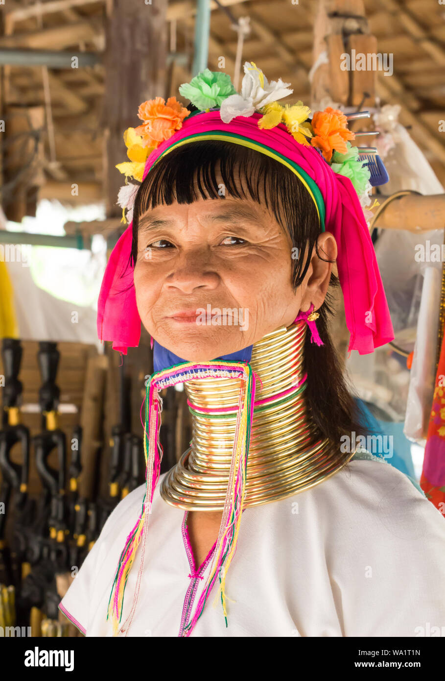 CHIANG RAI, Tailandia - Febrero 20, 2017: Karen ancianos digna mujer de cuello largo lleva el cuello de latón tradicionales bobinas y plantea en la aldea el norte Foto de stock