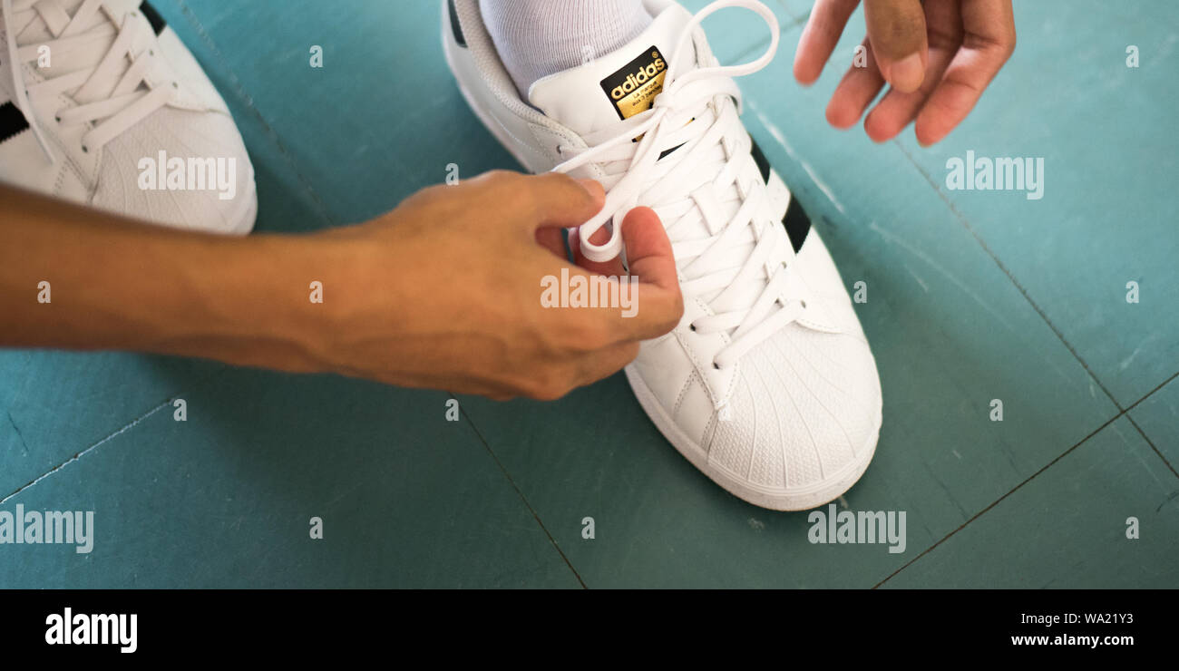 Bangkok, Tailandia - May 20, 2019: un hombre blanco cordones Adidas  Superstar sneakers Fotografía de stock - Alamy