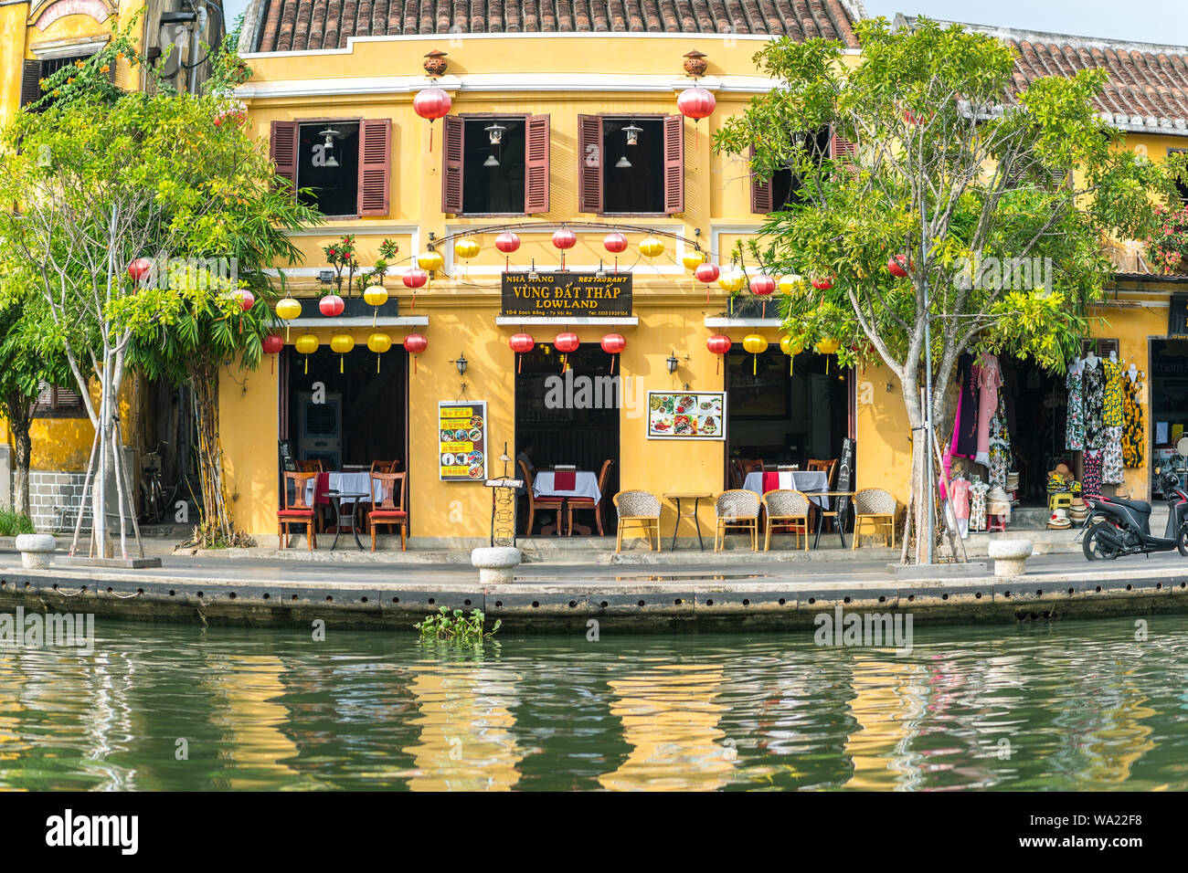 Hoi An, Vietnam - Octubre 28, 2018: fachada soleada de Waterfront Restaurant decorado con lámparas tradicionales, situado en el casco antiguo de la ciudad. Efecto de ojo de pez. Foto de stock