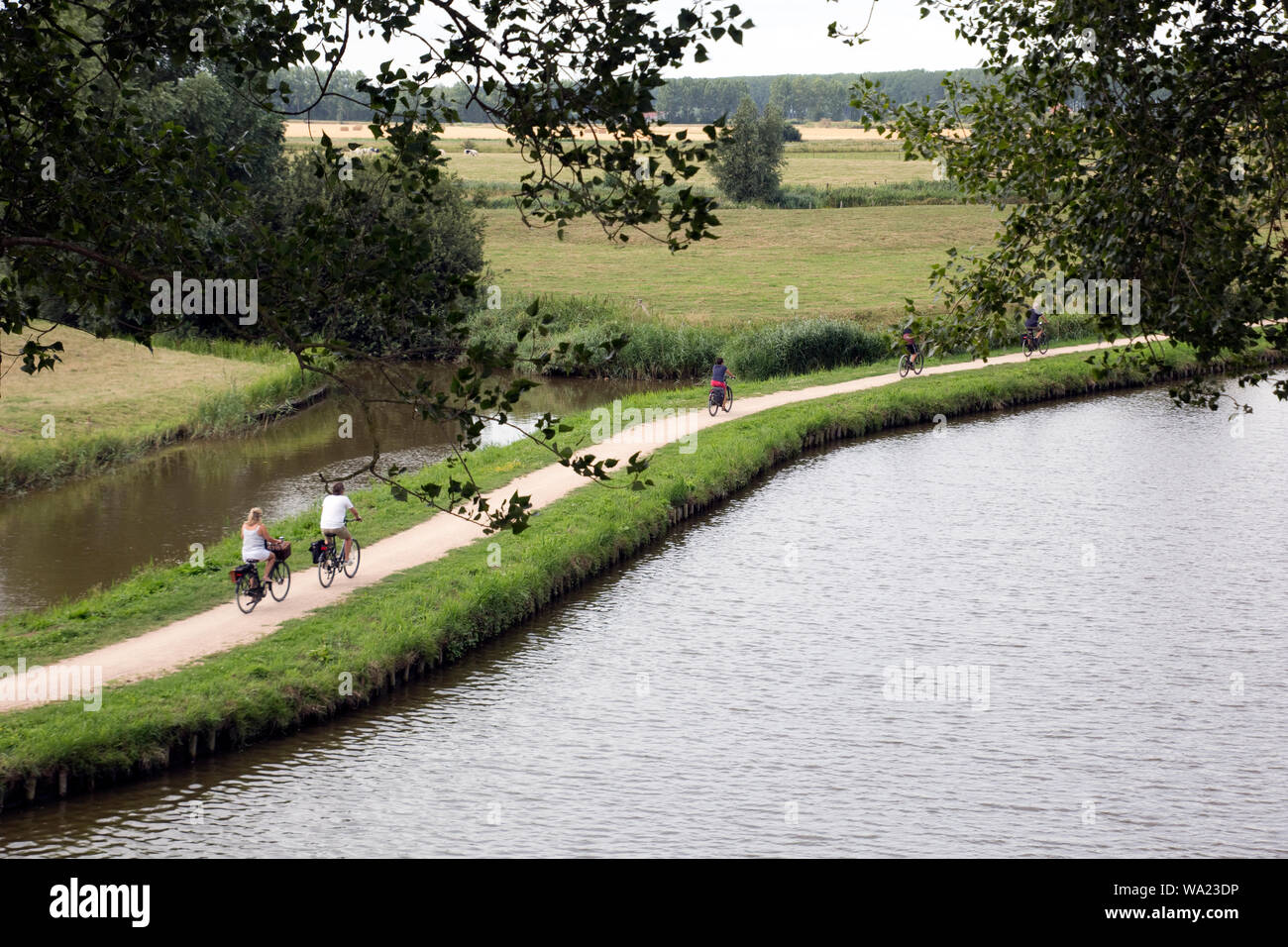 Holländische typisch paisaje mit Radweg und Kanal, Sluis, de Zeeland Niederlande Foto de stock