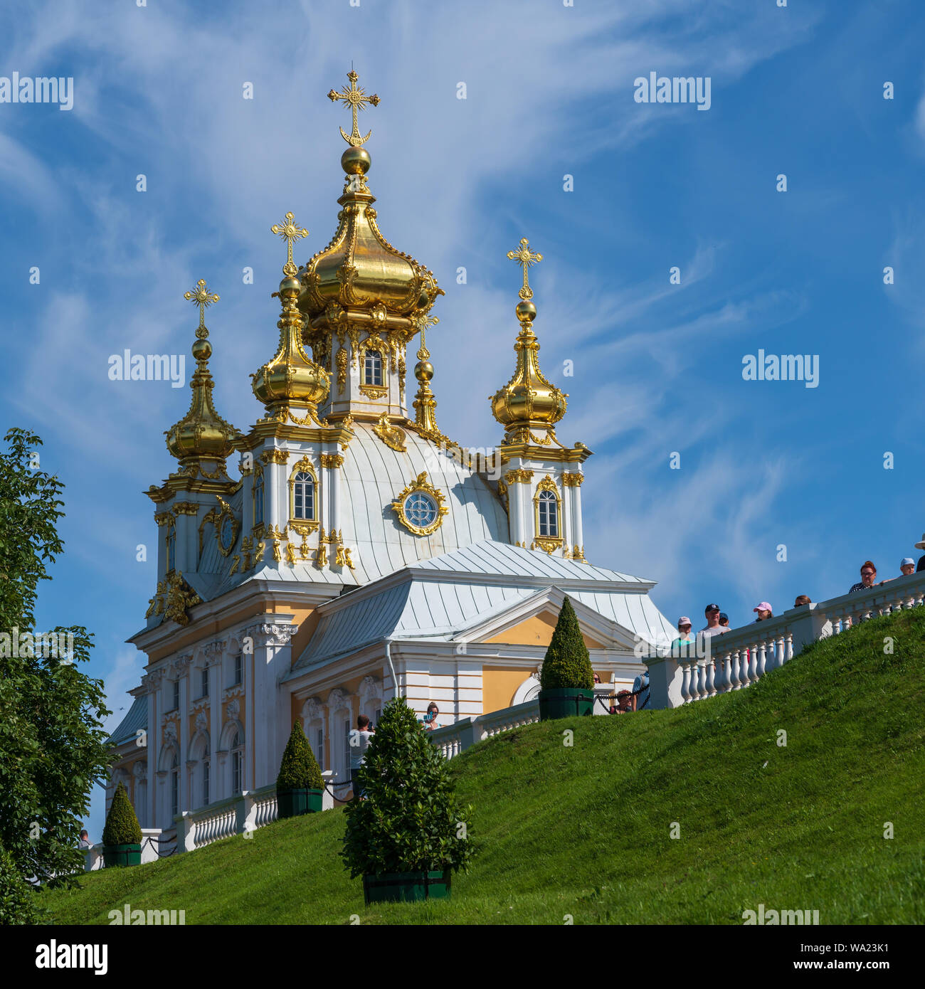 Peterhof, Rusia - el 21 de julio de 2019. Una foto de la cúpula de oro vivienda adyacente al Palacio de Verano en Peterhof. Foto de stock