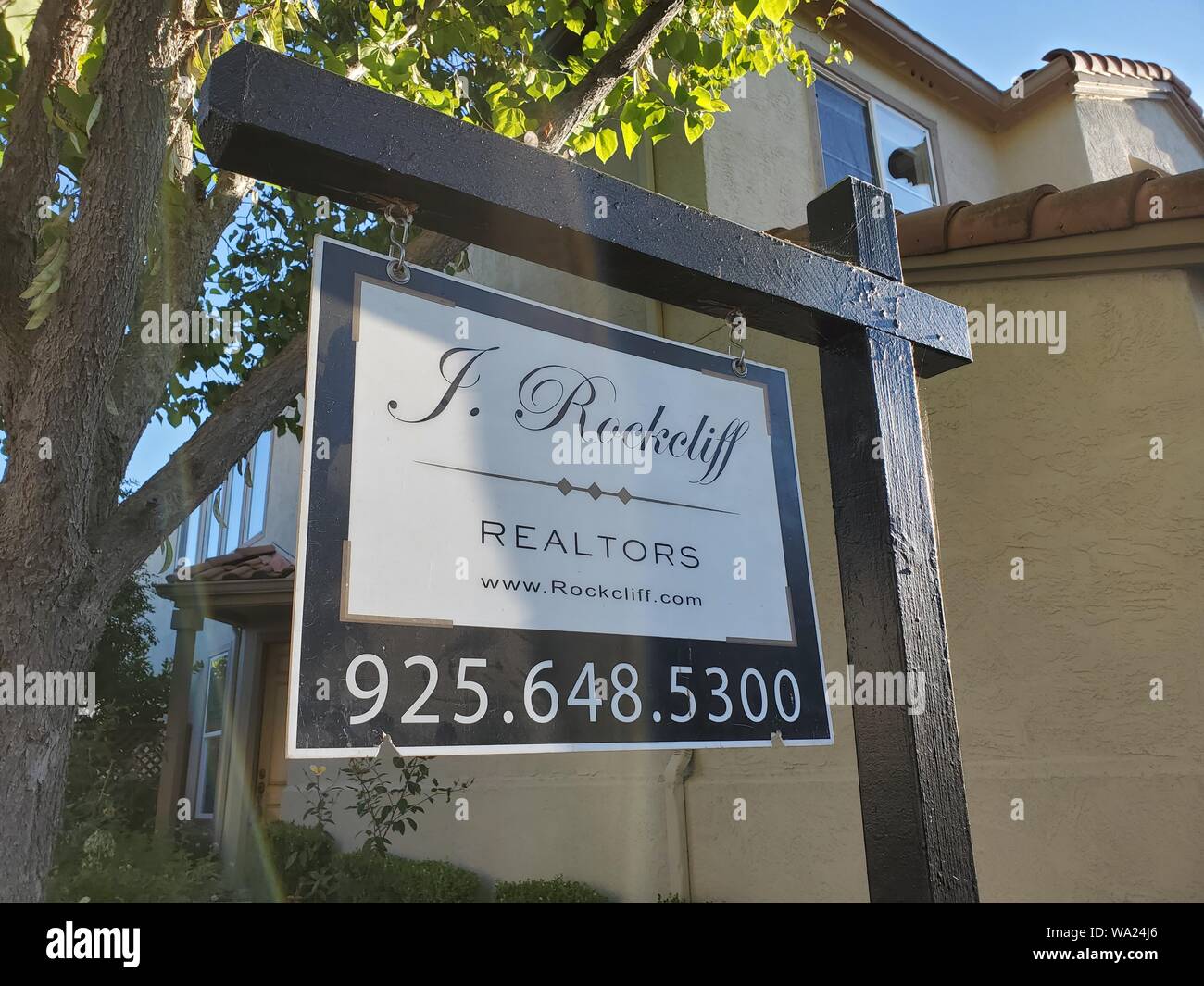Cerca de la casa para la venta sign desde J Rockcliff Realtors agencia inmobiliaria en San Ramón, California, 15 de agosto de 2019. () Foto de stock