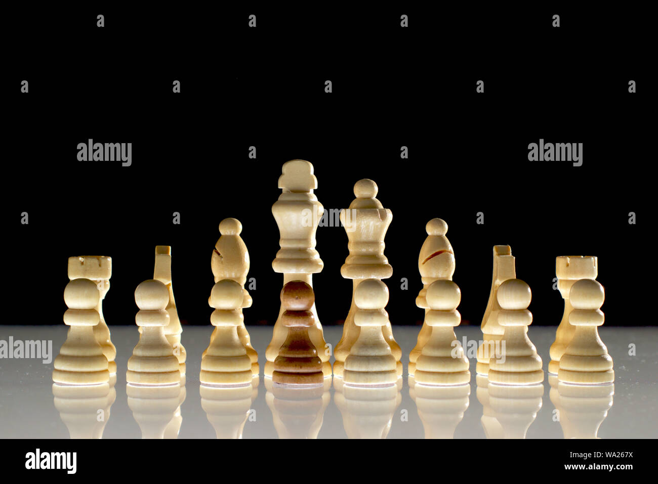 Formación de ajedrez blanco con una sola pieza negra como un concepto de  las operaciones encubiertas, la infiltración, la tensión racial y las  minorías étnicas Fotografía de stock - Alamy