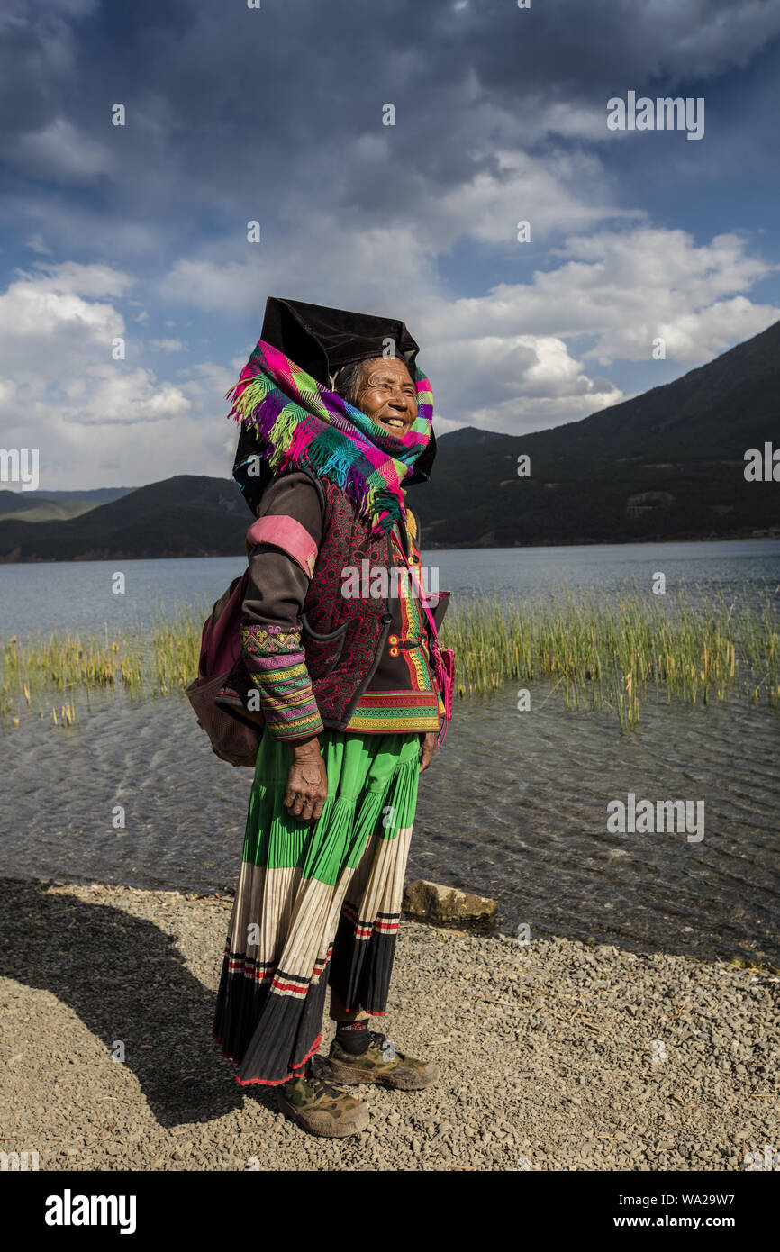 La provincia de Yunnan, en la ciudad de Lijiang, ninglang yi condado autónomo, Lago Lugu YongNing Township, el espacio escénico, el retrato de mujer Foto de stock