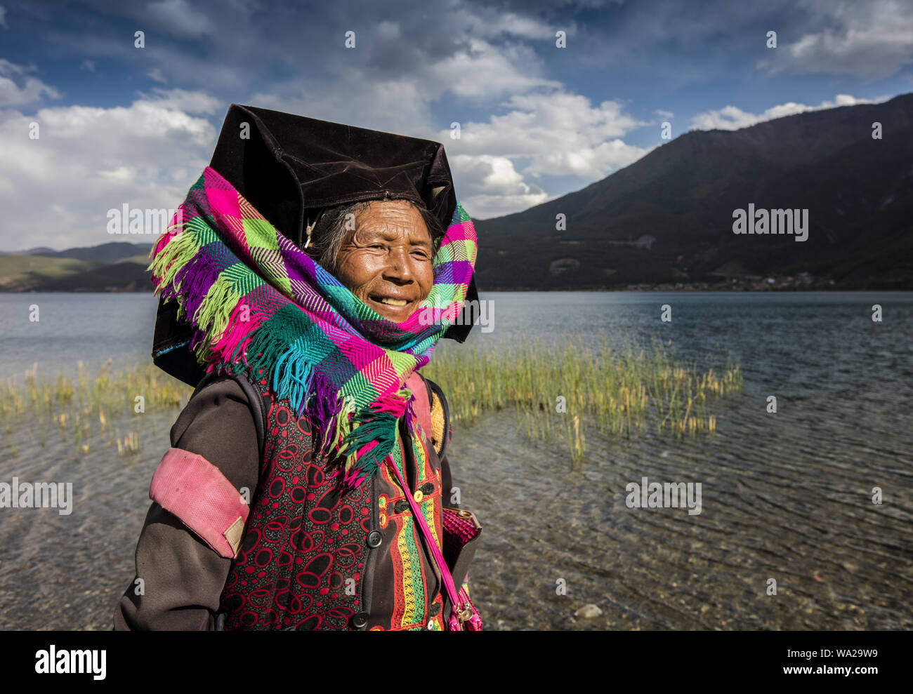 La provincia de Yunnan, en la ciudad de Lijiang, ninglang yi condado autónomo, Lago Lugu YongNing Township, el espacio escénico, el retrato de mujer Foto de stock