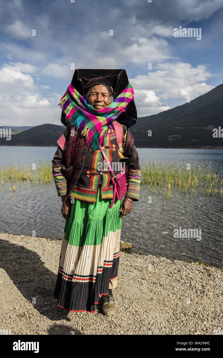 La provincia de Yunnan, en la ciudad de Lijiang, ninglang yi condado autónomo, Lago Lugu YongNing Township, el espacio escénico, el retrato de mujer Foto de stock