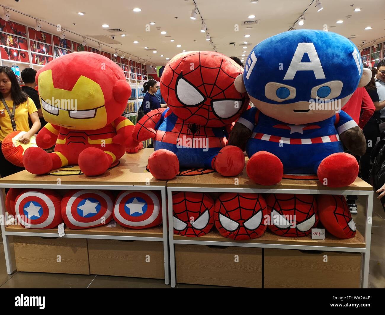 Quezon City, Filipinas. 16 Aug, 2019. Tienda de estilo de vida japonés  Miniso desvelado y lanzó sus colecciones de Marvel cabezas oversize de  superhéroes como Iron Man, el Capitán América, Thor, Hulk,