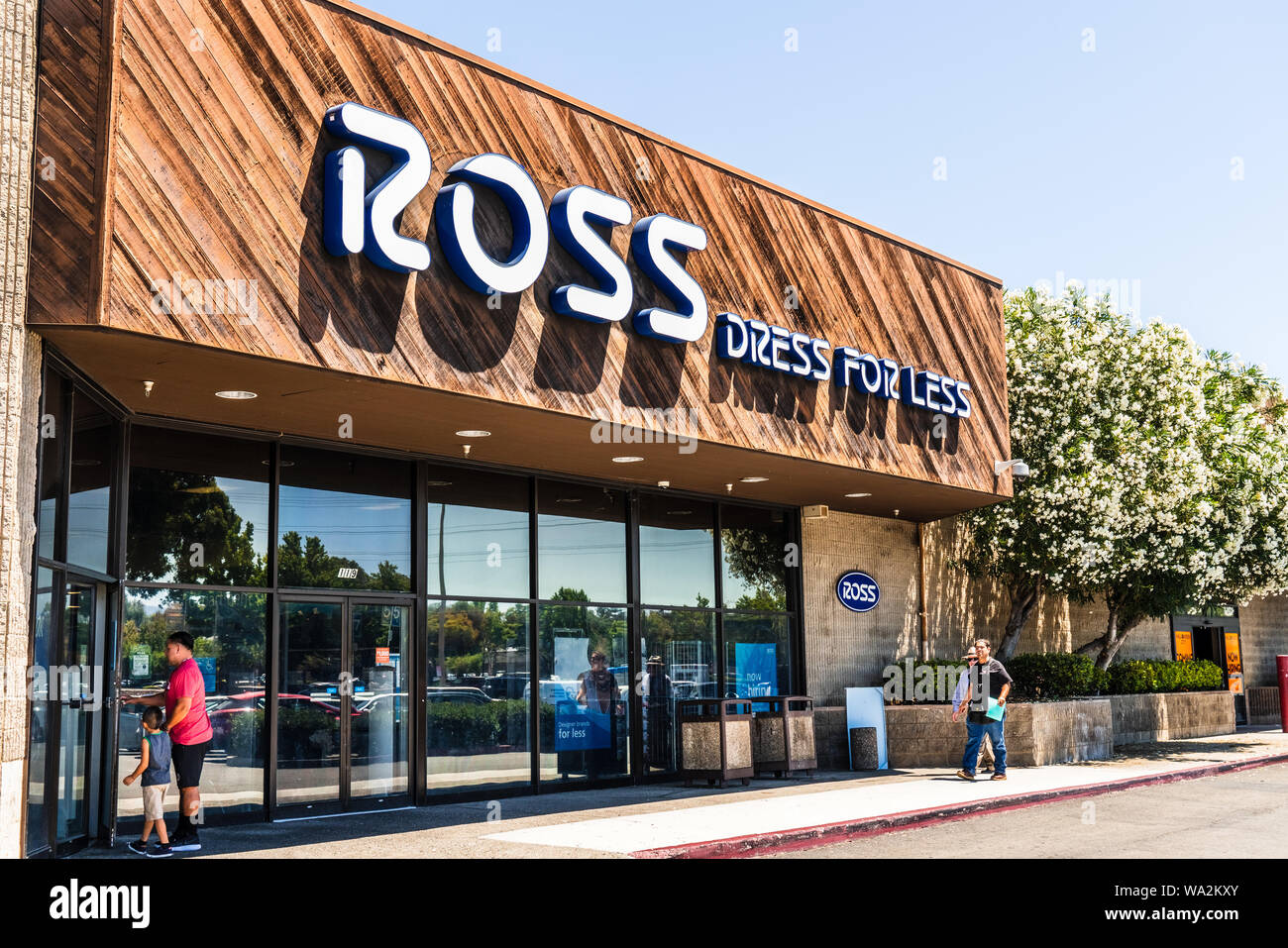 Agosto 12 2019 Sunnyvale CA EE.UU. la gente de compras en