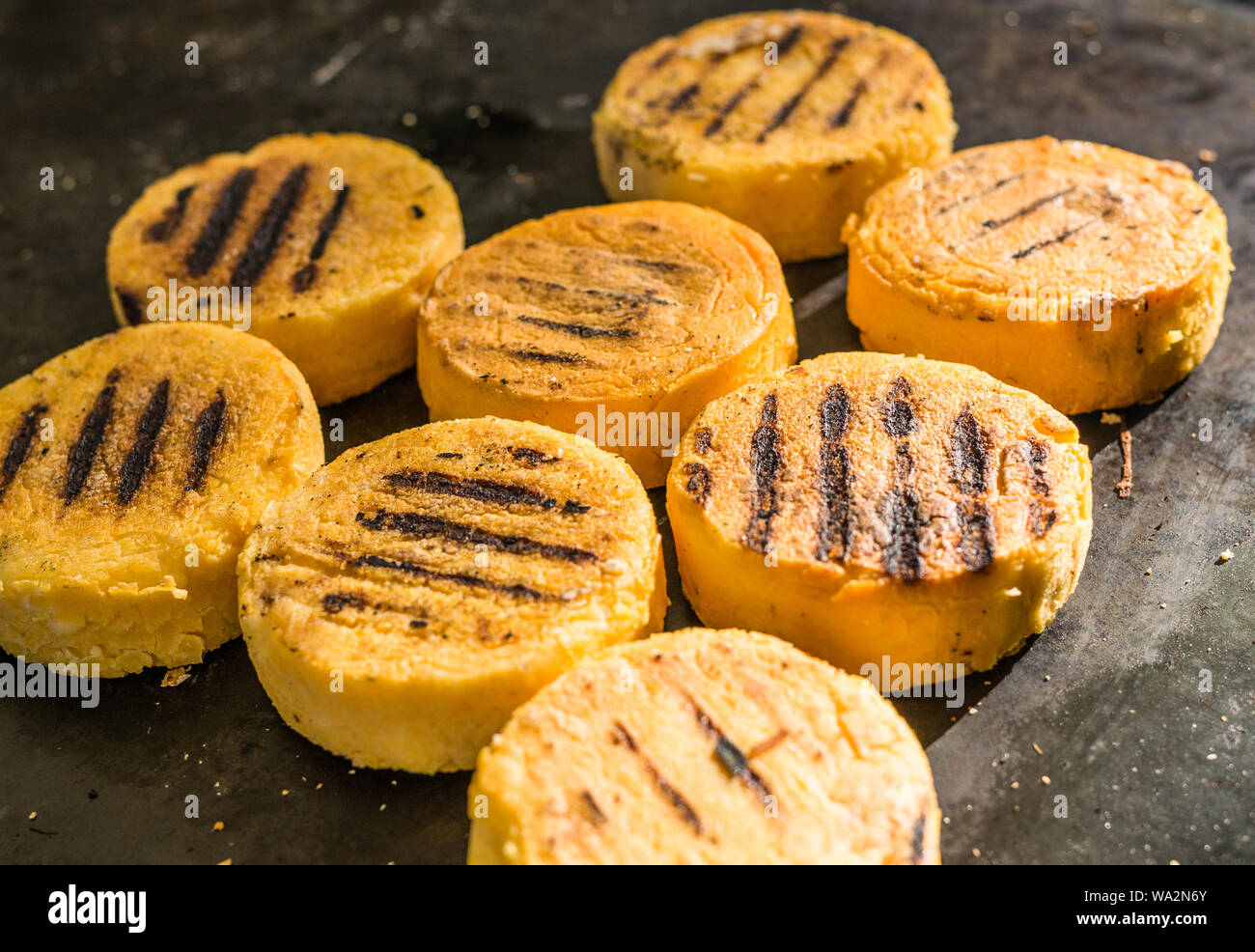 Cerrar Foto de arepas, plato tradicional colombiana, en un mercado de comida de la calle Foto de stock