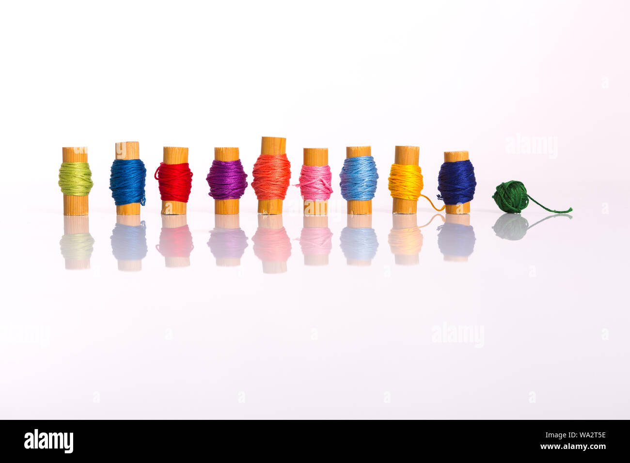 Muchos coloridos hilos enrollado en el carrete - diversidad conceptual idea Foto de stock