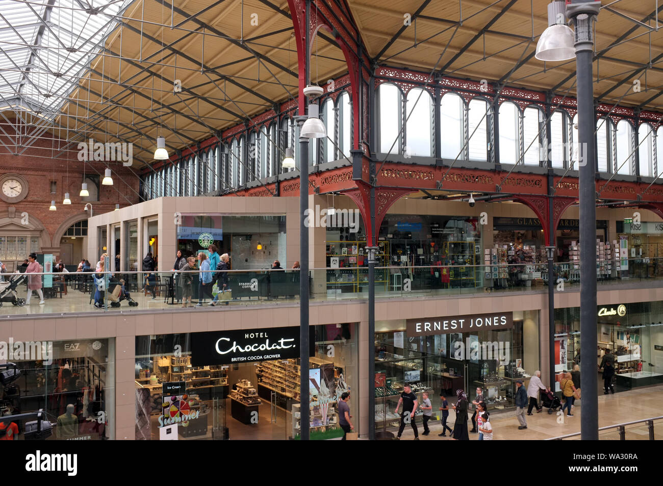 Bolton Market Place, que se ha convertido en un centro comercial moderno conservando el estilo victoriano original rejas de la sala de mercado. foto DON TONGE Foto de stock