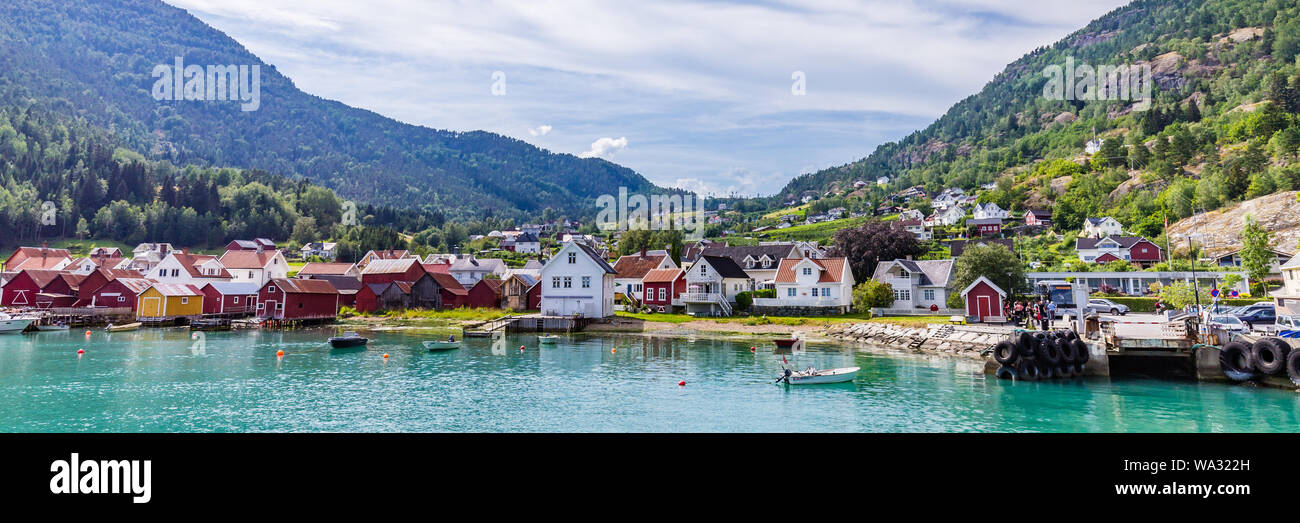 Ver a Solvorn, un pequeño y pintoresco pueblo con casas de madera blanca junto Lustrafjorden en un día de verano en el condado de Sogn og Fjordane en Noruega. Foto de stock