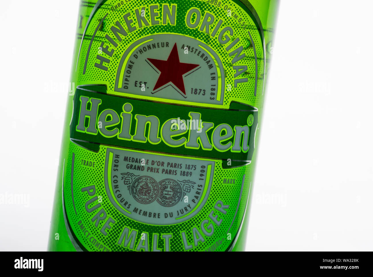 En esta foto ilustrativa una botella de medio litro de cerveza Heineken  aislado sobre fondo blanco Fotografía de stock - Alamy