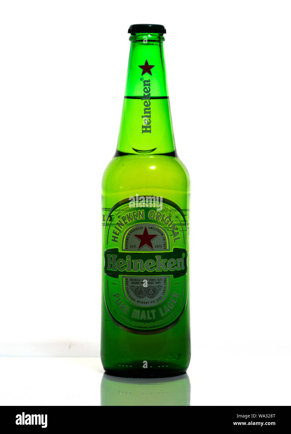 En esta foto ilustrativa una botella de medio litro de cerveza Heineken  aislado sobre fondo blanco Fotografía de stock - Alamy