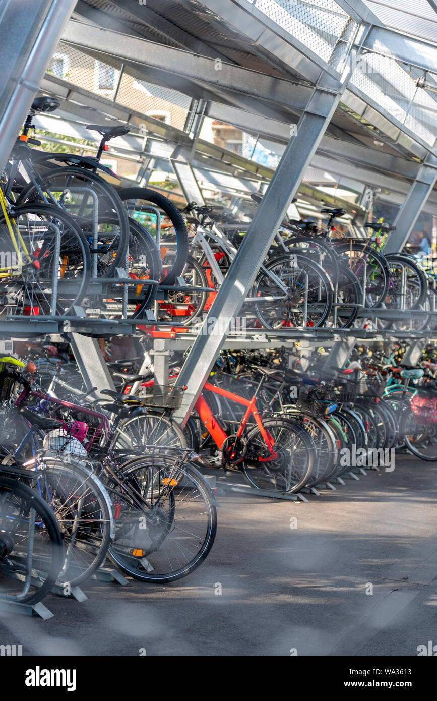 Ginebra, Suiza - Julio 08, 2019: El bike park Velostation instalación junto a la estación de tren de Cornavin. Foto de stock