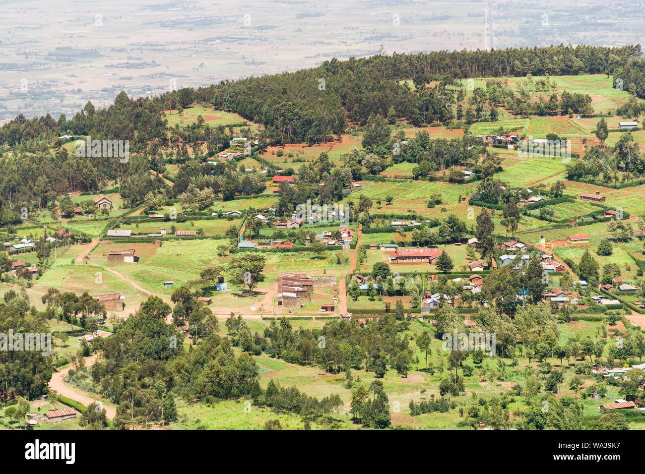 Vista elevada de hogares, granjas y edificios en el Valle del Rift, Kenia Foto de stock
